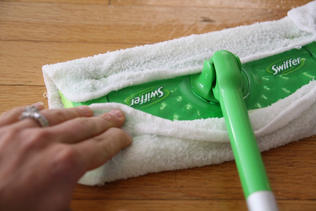 How to Make Homemade Swiffer Cleaning Solution